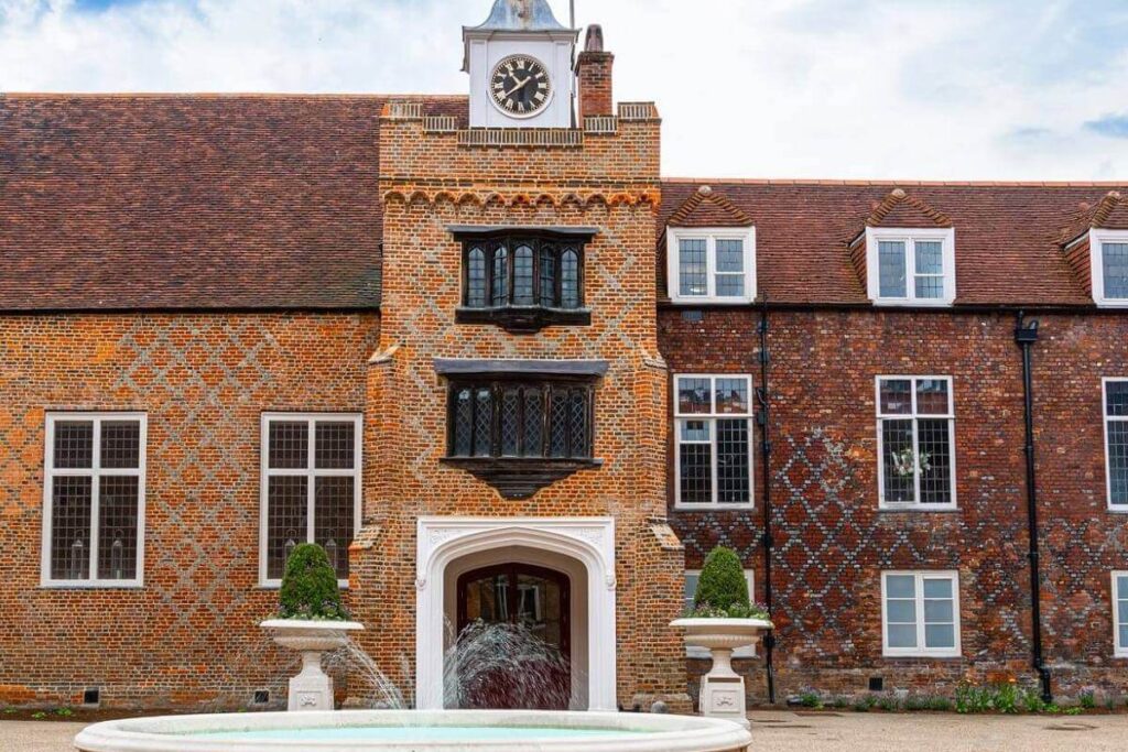 Top 5 Reasons Fulham Reigns Supreme for Airbnb Hosts